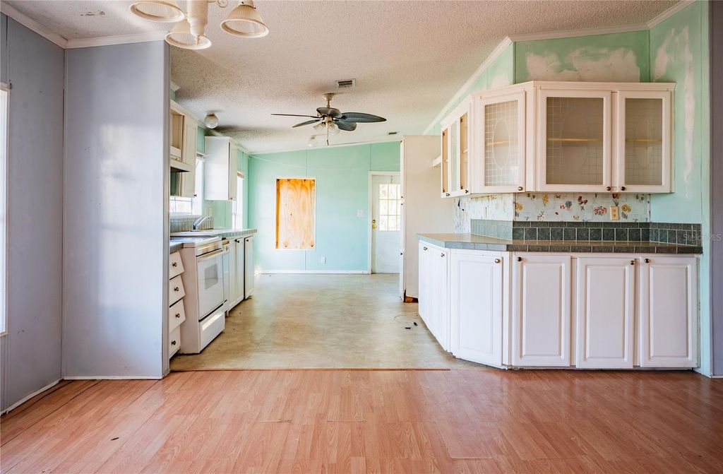 Image 5 of property listing at 8 13TH STREET SE, Steinhatchee, FL 32359