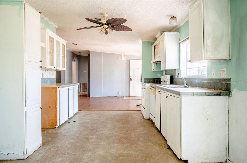 Image 7 of property listing at 8 13TH STREET SE, Steinhatchee, FL 32359