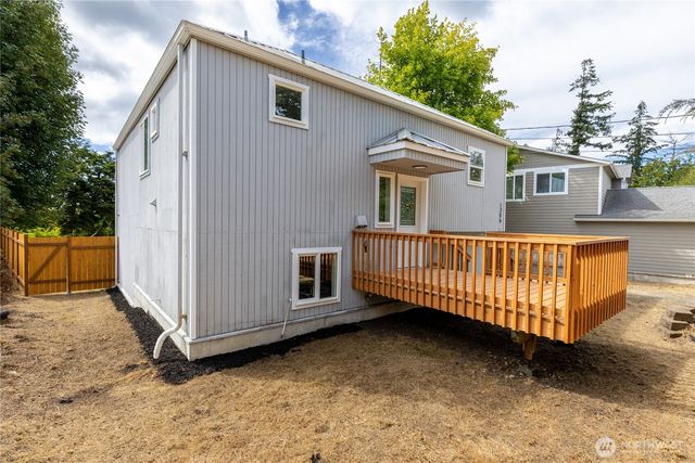 1386 Admirals Drive, Oak Harbor, WA 98277