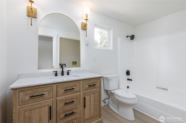 1386 Admirals Drive, Oak Harbor, WA 98277