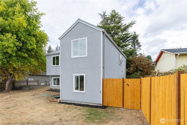 1386 Admirals Drive, Oak Harbor, WA 98277
