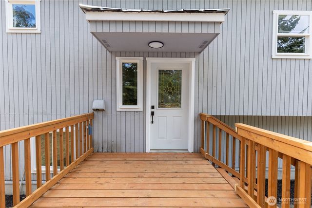1386 Admirals Drive, Oak Harbor, WA 98277