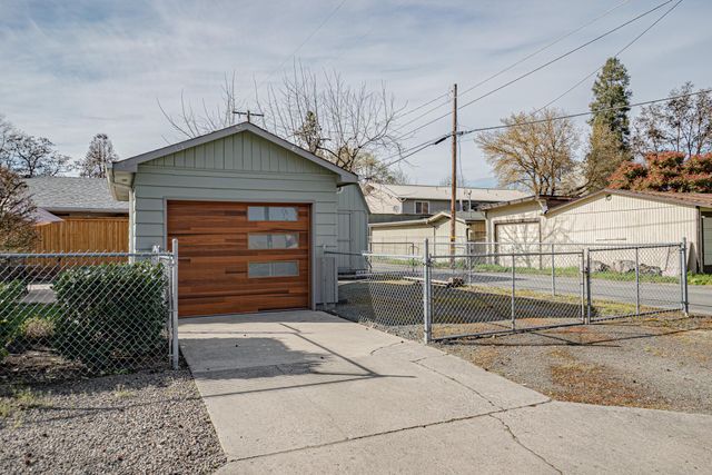 512 SE 10th Street, Grants Pass, OR 97526