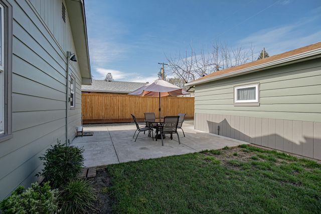 512 SE 10th Street, Grants Pass, OR 97526