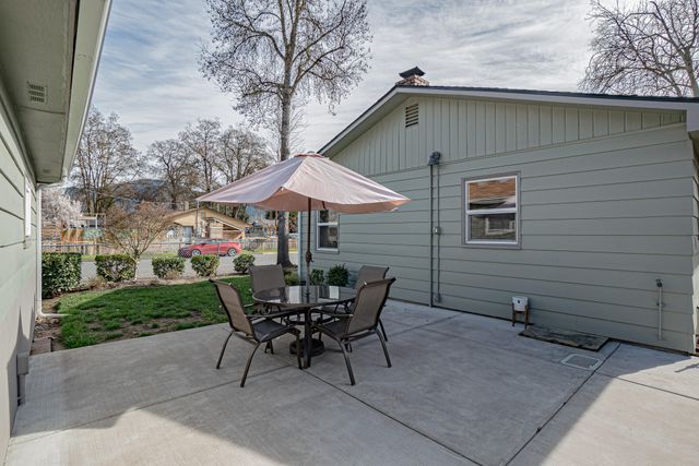 512 SE 10th Street, Grants Pass, OR 97526