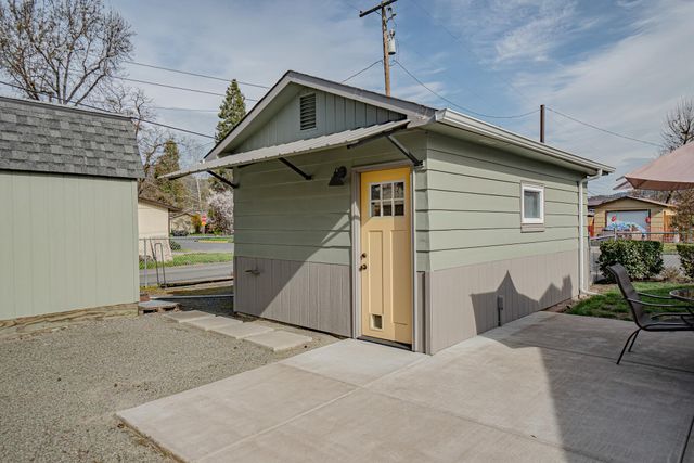 512 SE 10th Street, Grants Pass, OR 97526