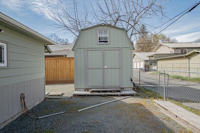 512 SE 10th Street, Grants Pass, OR 97526