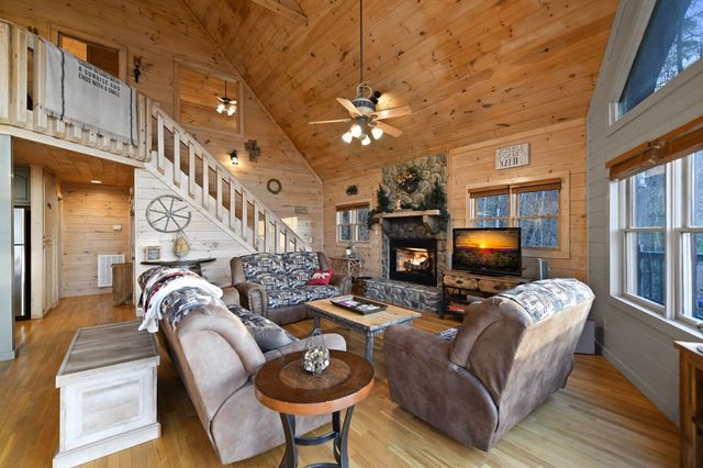 313 Spruce Circle, Mineral Bluff, GA 30559