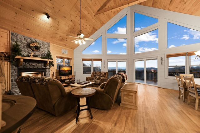 313 Spruce Circle, Mineral Bluff, GA 30559