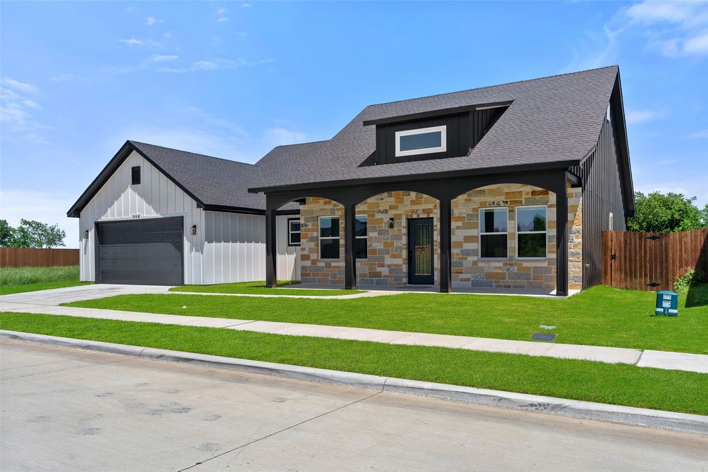 568 Highview Court, Godley, TX 76134
