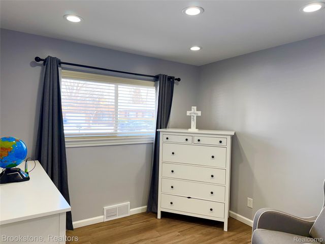 32821 Winnie Avenue, Warren, MI 48093