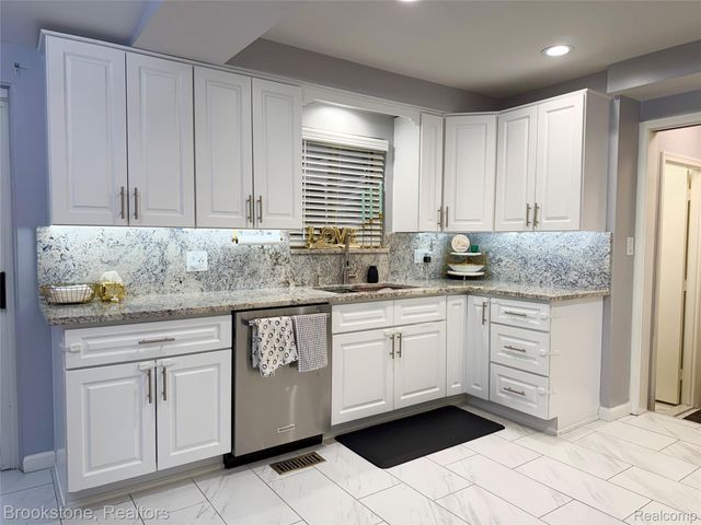 32821 Winnie Avenue, Warren, MI 48093