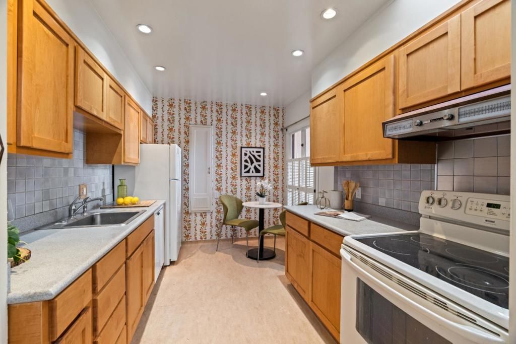 Image 8 of property listing at 665 27th Street, San Francisco, CA 94131