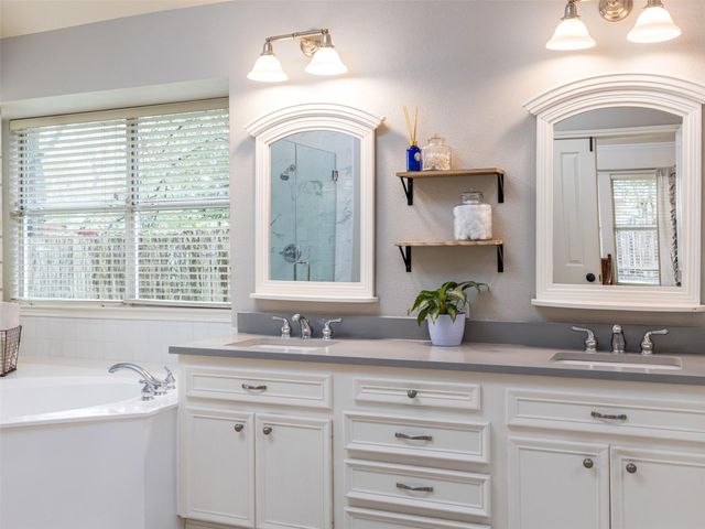 11042 Crossland DR, Austin, TX 78726