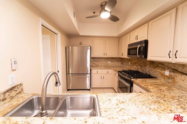 12011 Goshen Avenue 202, Los Angeles, CA 90049