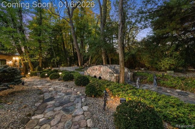 7310 Sandy Creek Lane, Bloomfield Hills, MI 48301