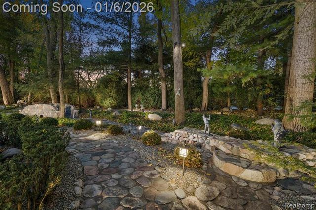 7310 Sandy Creek Lane, Bloomfield Hills, MI 48301