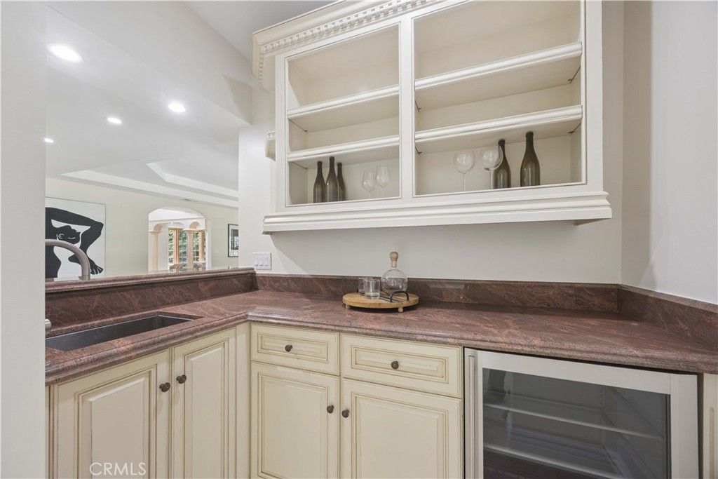 Image 15 of property listing at 341 N June, Los Angeles, CA 90004