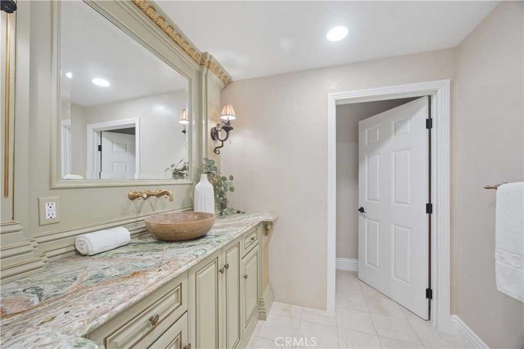 Image 25 of property listing at 341 N June, Los Angeles, CA 90004
