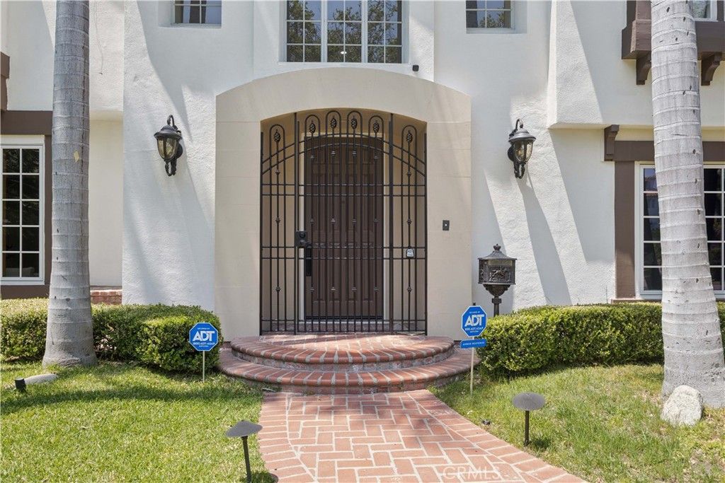 Image 5 of property listing at 341 N June, Los Angeles, CA 90004