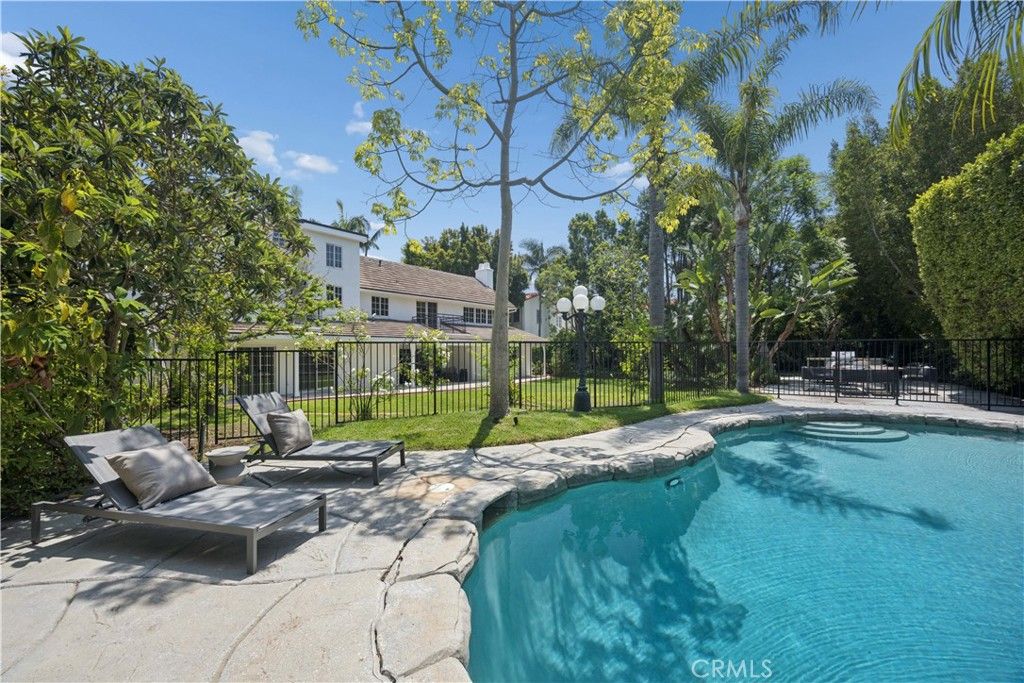 Image 56 of property listing at 341 N June, Los Angeles, CA 90004