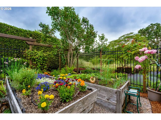 2940 SUMMIT TERRACE Dr, Eugene, OR 97405