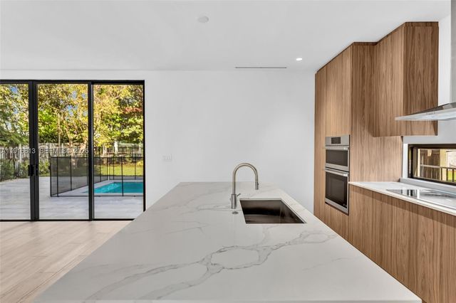 2175 SW 25th St, Miami, FL 33133