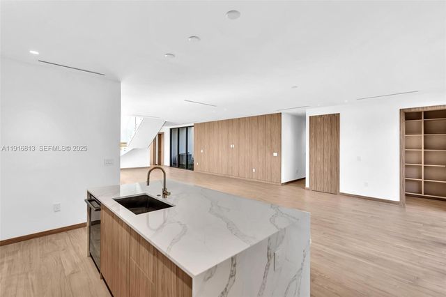 2175 SW 25th St, Miami, FL 33133