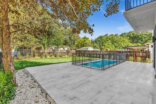 2175 SW 25th St, Miami, FL 33133