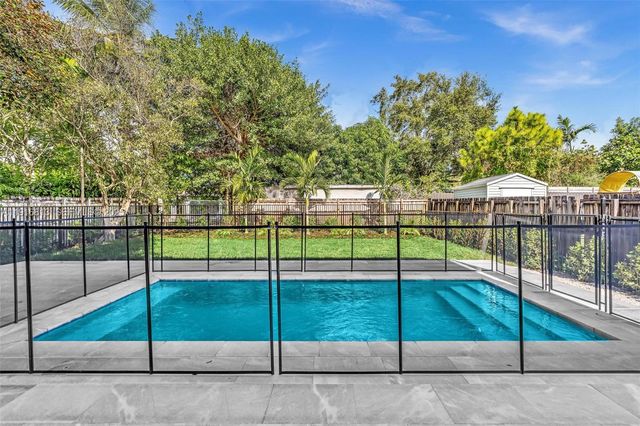 2175 SW 25th St, Miami, FL 33133