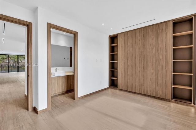 2175 SW 25th St, Miami, FL 33133