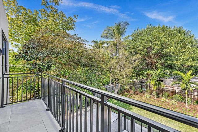 2175 SW 25th St, Miami, FL 33133