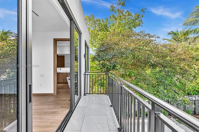 2175 SW 25th St, Miami, FL 33133