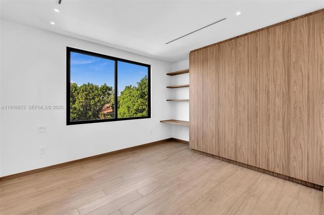 2175 SW 25th St, Miami, FL 33133