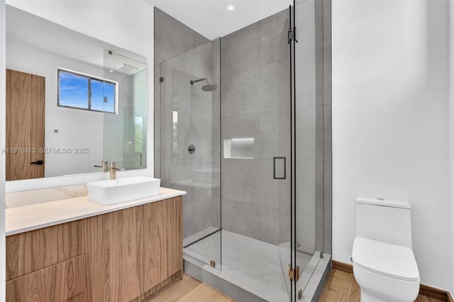 2175 SW 25th St, Miami, FL 33133