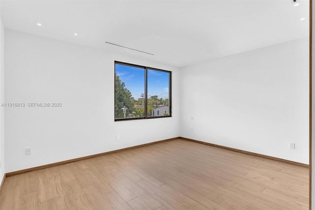 2175 SW 25th St, Miami, FL 33133