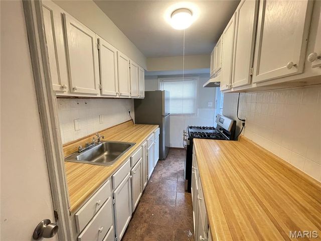 10300 Ross Circle, St Louis, MO 63137