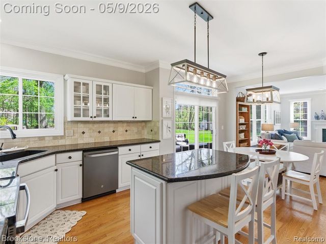 722 Lake Ridge Road, Rochester Hills, MI 48307