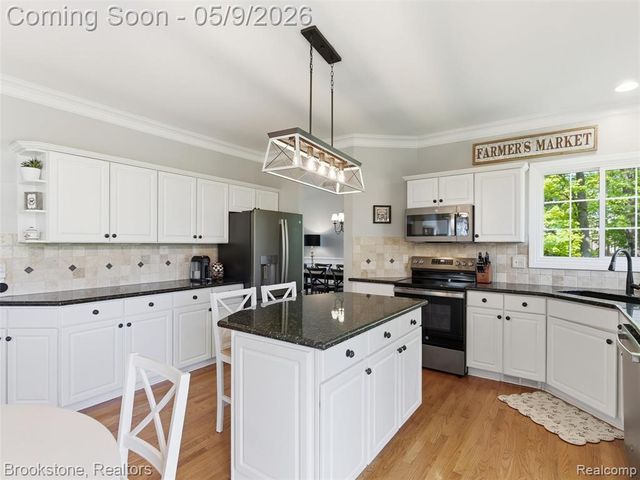 722 Lake Ridge Road, Rochester Hills, MI 48307