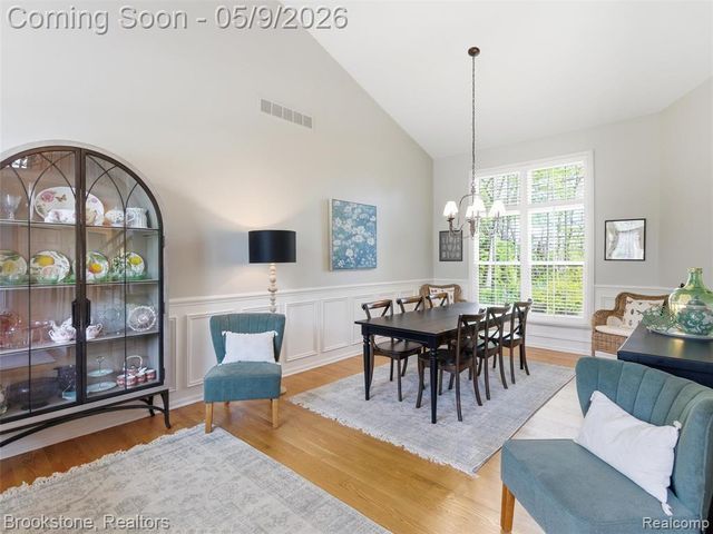 722 Lake Ridge Road, Rochester Hills, MI 48307