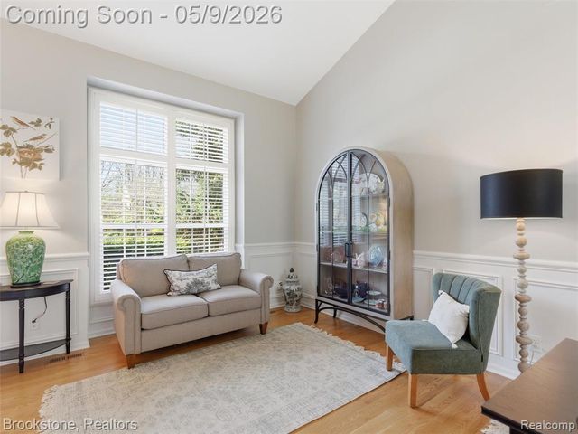 722 Lake Ridge Road, Rochester Hills, MI 48307