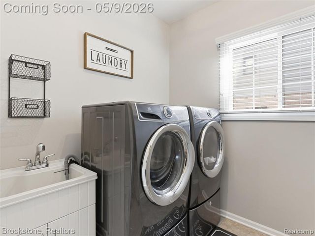 722 Lake Ridge Road, Rochester Hills, MI 48307
