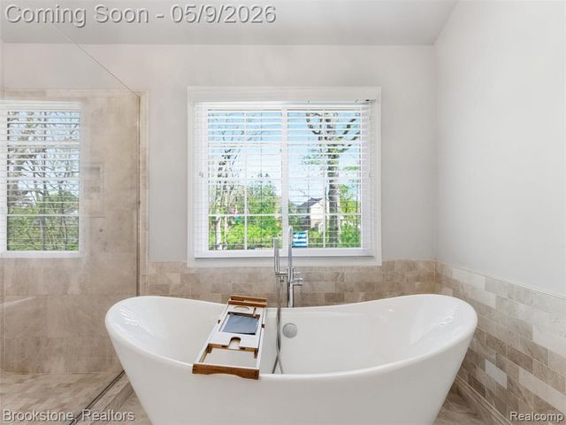 722 Lake Ridge Road, Rochester Hills, MI 48307