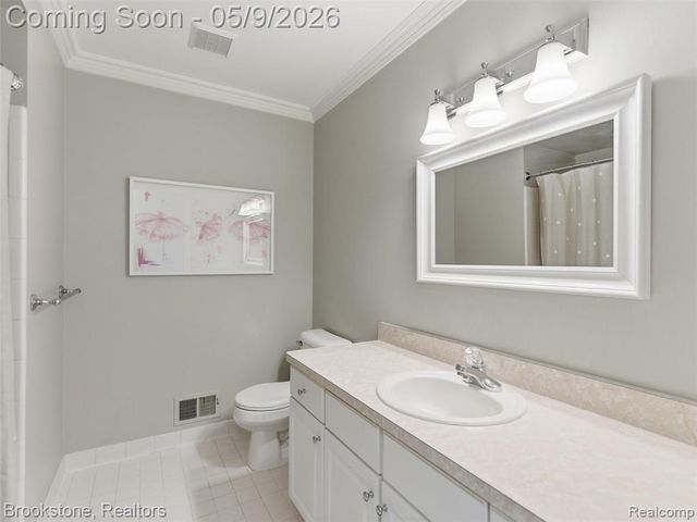 722 Lake Ridge Road, Rochester Hills, MI 48307