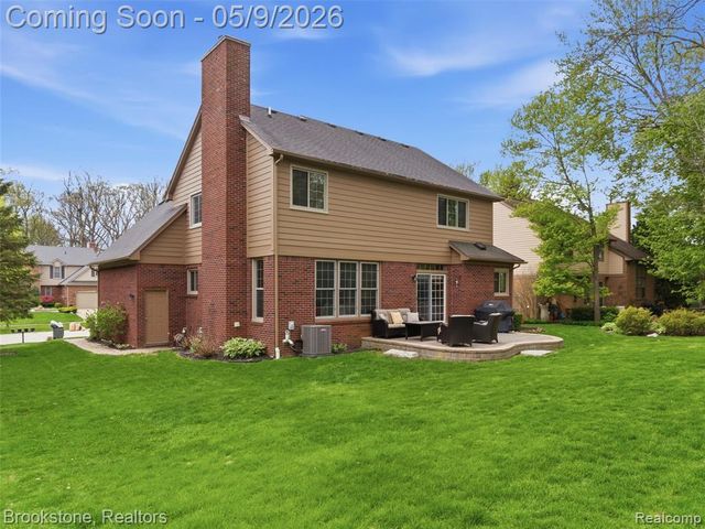 722 Lake Ridge Road, Rochester Hills, MI 48307
