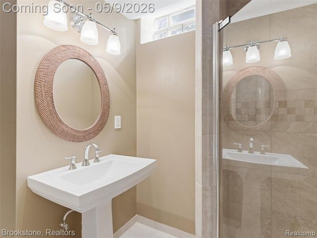 722 Lake Ridge Road, Rochester Hills, MI 48307