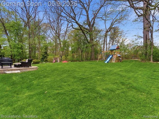 722 Lake Ridge Road, Rochester Hills, MI 48307