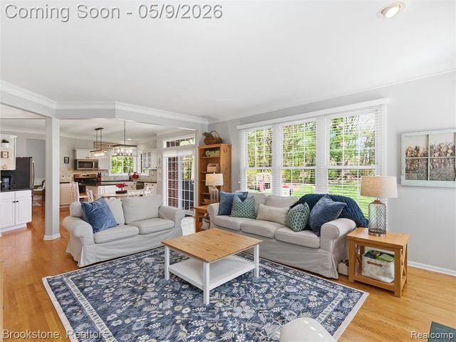 722 Lake Ridge Road, Rochester Hills, MI 48307