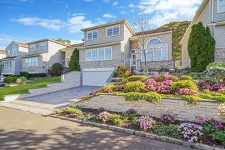 14 Hamlet Drive, Hauppauge, NY 11788