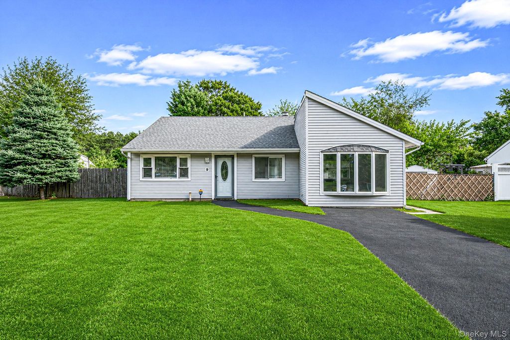 9 Carson Lane, Medford, NY 11763